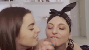 Triolisme français amateur - épouse baisée par deux mecs