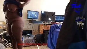 Blackette Texas se fait baiser par 2 blacks devant cocu