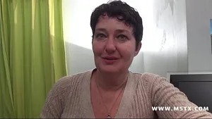 MILF Natasha se fait baiser par plusieurs mecs en gang bang