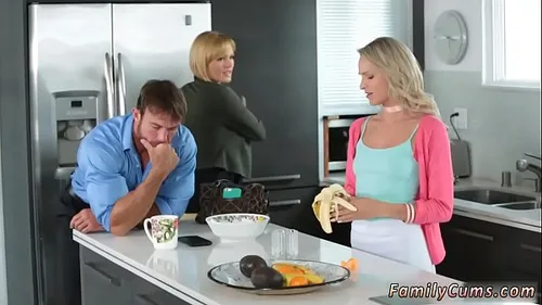 Belle-mère et belle-fille baisent en trio anal hardcore