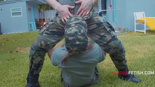 Instructeur militaire baise deux recrues en bikini
