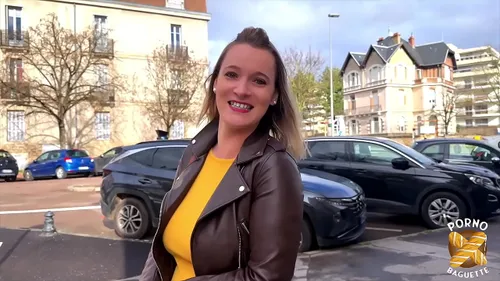 Kelly 30 ans MILF blonde baisée dans plan à trois MMF