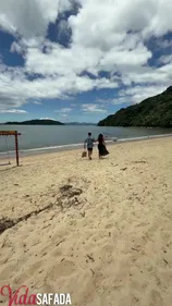 Plan à trois sur la plage - Mari cocu filme sa femme
